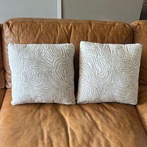 NWOT Sunbrella Outdoor Textured Cream Throw Pillows Set 1 (2 pillows)